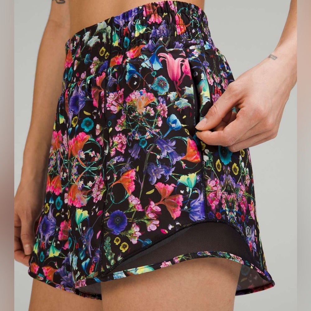 Lululemon Hotty Hot Low-Rise Lined 4” Shorts - Picture 2 of 6